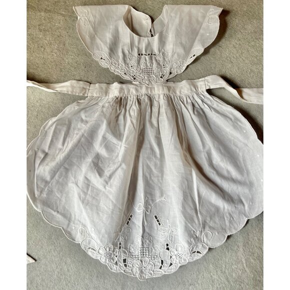 Girls Pinafore Apron Size 7 Cotton Lace Cutouts & Scalloped Edges Vintage Gift - Picture 1 of 8